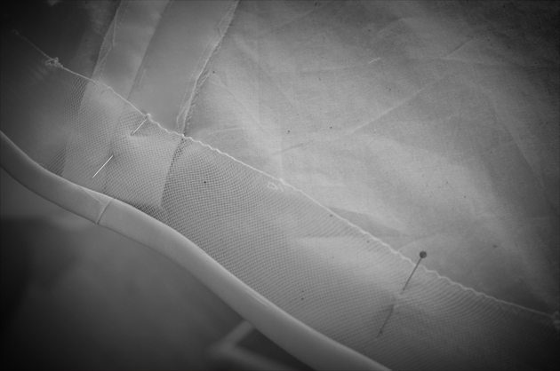 hemming the wedding dress with horsehair braid2