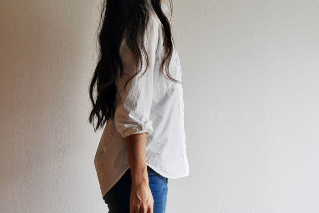 simple-outfit-white-button-up-and-blue-jeans